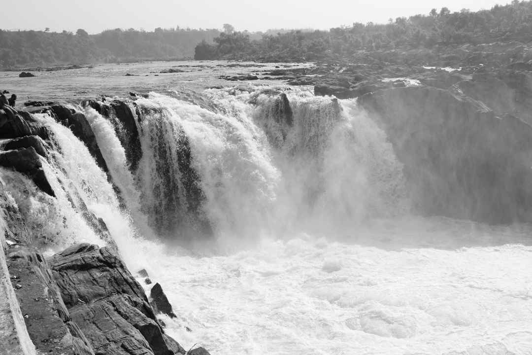 संगमरमर की चट्टानों से निकलता धुआंधार जलप्रपात