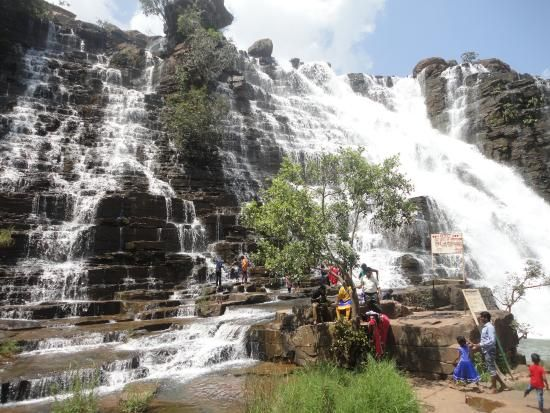 सीढ़ीनुमा प्राकृतिक संरचनाओं से निर्मित - तीरथगढ जलप्रपात