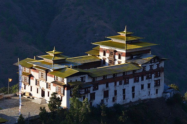 भूटान जाने वाले पर्यटक अब ड्यूटी फ्री सोना खरीद सकते हैं.