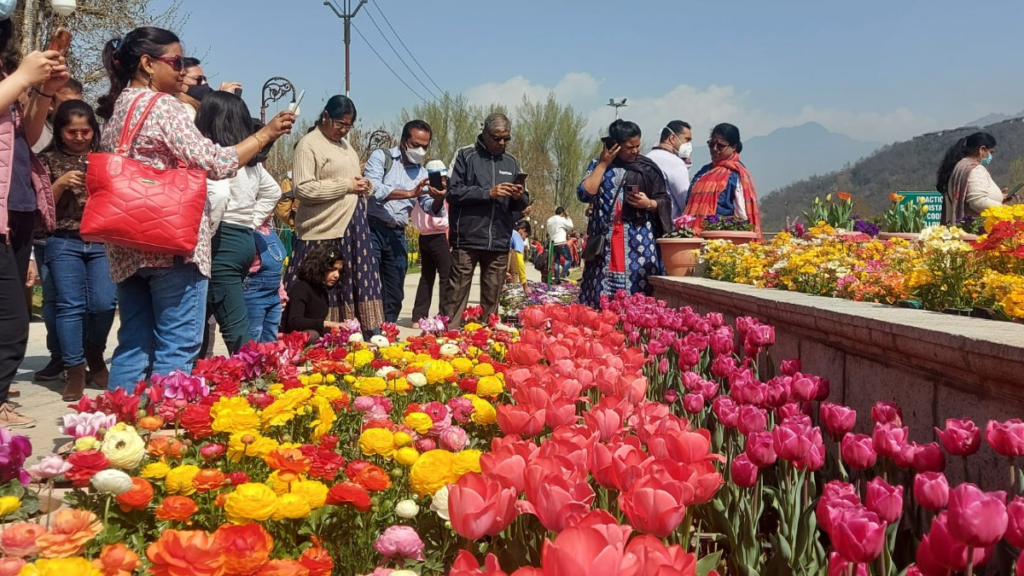  झील के किनारे स्थित
