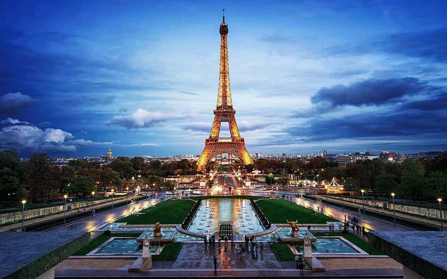 Unusual Incident: Intoxicated Tourists Trapped Overnight in Eiffel Tower!