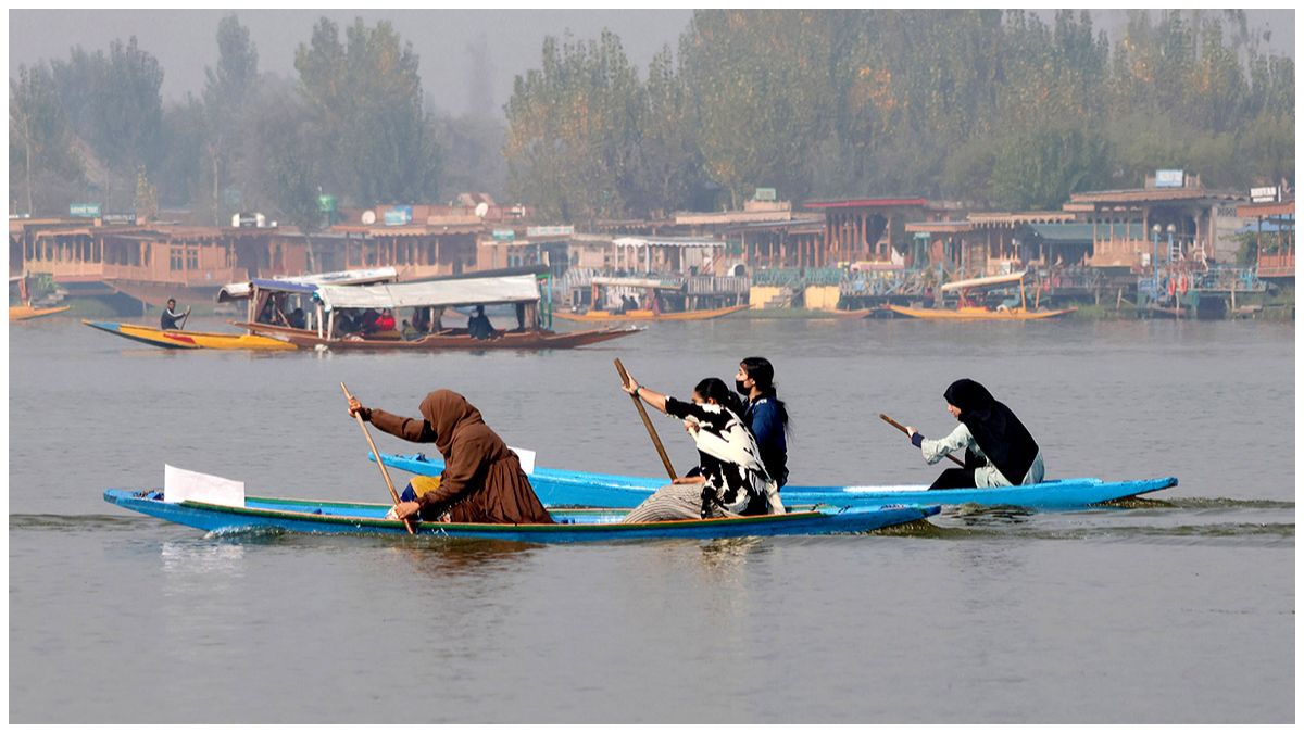 Dal Lake Witnesses Kashmir’s First All-Women Boat Race