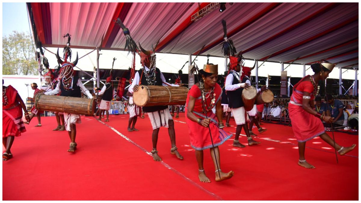 राष्ट्रपति के समक्ष बास्तानार के युवाओं ने गौर नृत्य से बिखेरे अद्भुत लोक-रंग