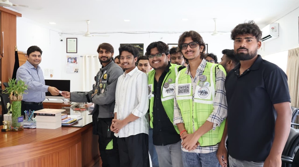 बीजापुर पहुंचा CG25 राइडर्स ग्रुप, 300 फीट ऊंचे नम्बी जलप्रपात की खूबसूरती देख बोले- देखो बस्तर, आओ बीजापुर