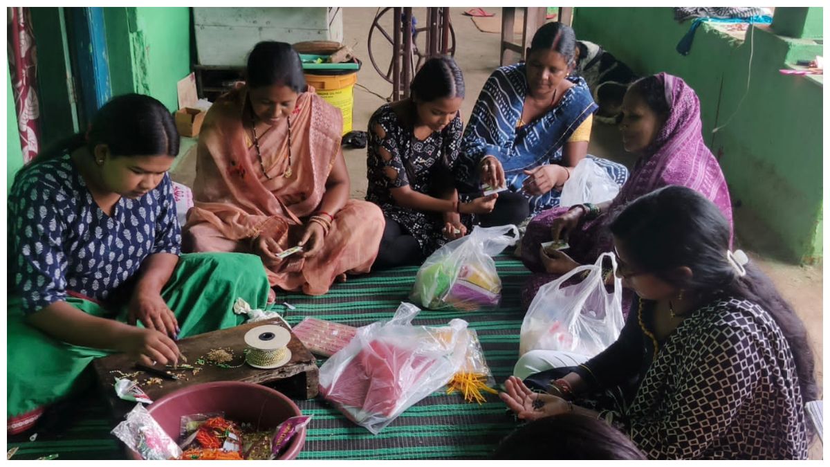 रायगढ़ में स्व-सहायता समूह की महिलाओं ने बनाई बीज राखियां, रक्षाबंधन पर हरियाली का संदेश