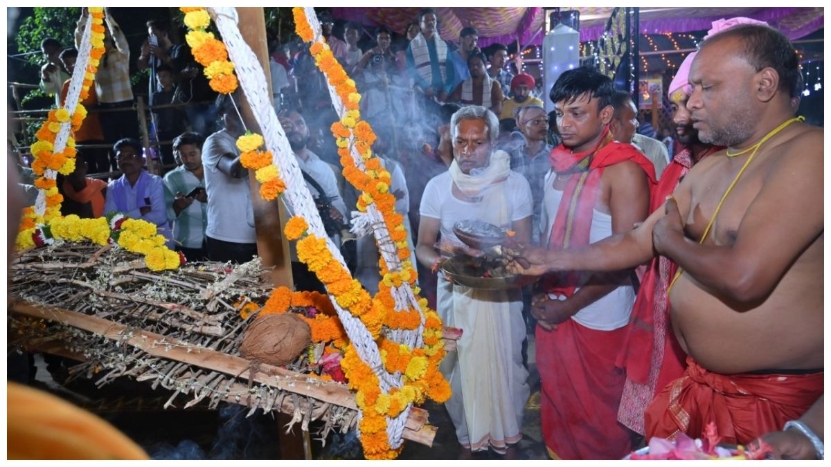 कांटों के झूले पर विराजीं मां काछनदेवी, फिर 75 दिन के बस्तर दशहरा को मिली अनुमति