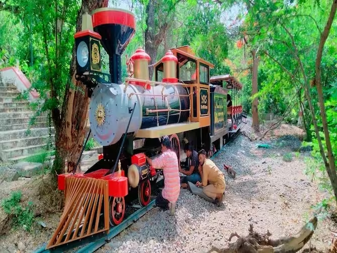 12 जून 2023 से उदयपुर से महाराणा प्रताप एक्सप्रेस ट्रेन की शुरुआत हो चुकी है। पर्यटक मात्र 25 से 50 रुपए में जंगल की सैर कर पाएंगे।