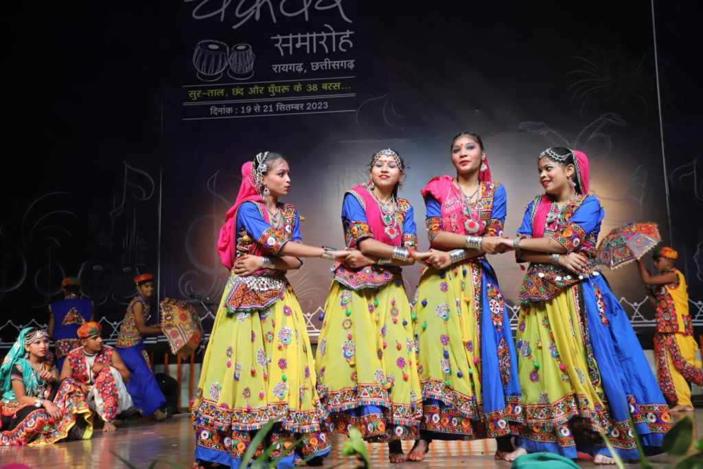 छत्तीसगढ़ी संस्कृति के साथ राजस्थानी और गरबा नृत्य ने मोहा दर्शकों का मन