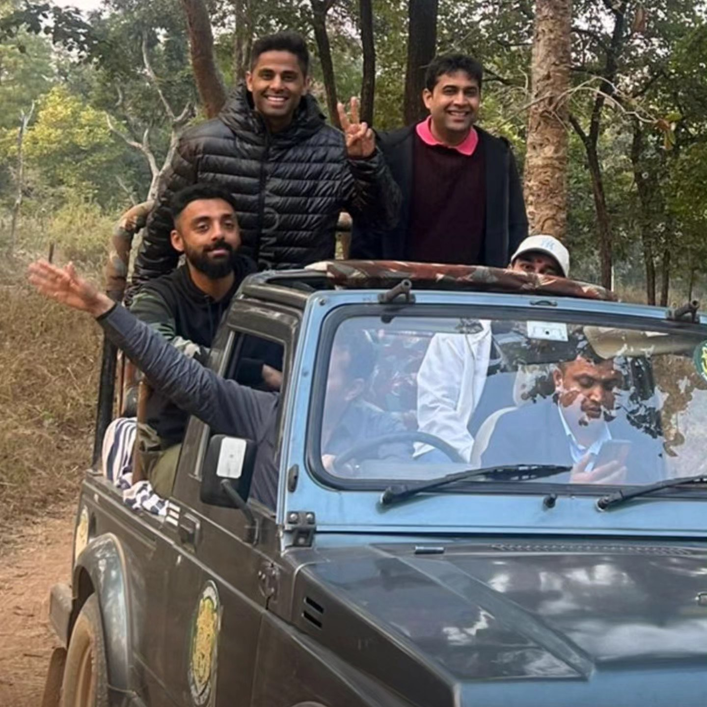 बारनवापारा वन्यजीव अभयारण्य में टीम इंडिया के खिलाड़ियों ने लिया जंगल सफारी का आनंद