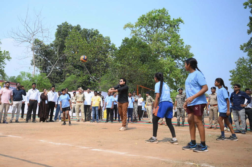 दंतेवाड़ा में क्रिकेट के भगवान: छिंदनार की गलियों में बच्चों के साथ खेलते नजर आए सचिन तेंदुलकर